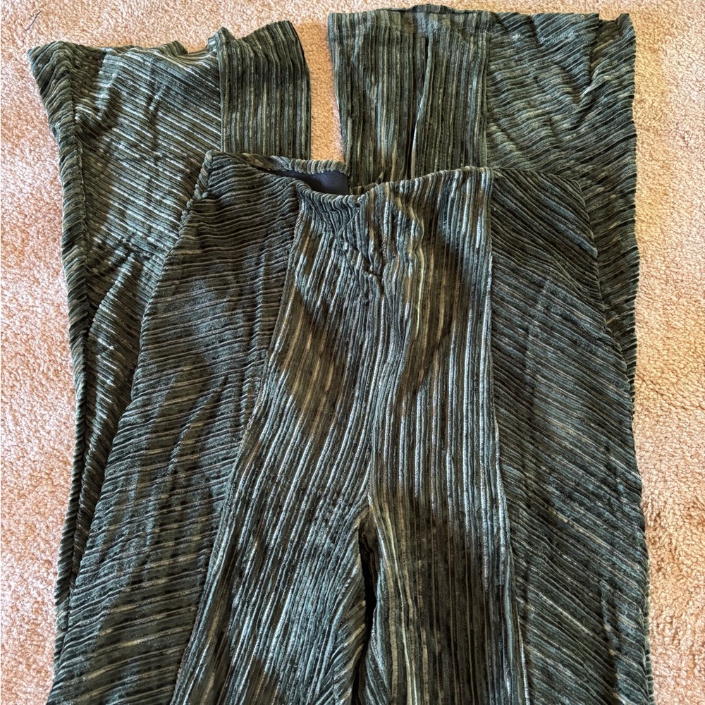 Green Pleated Wide-Leg Pants